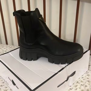 Guess Hestia Boot, Brand New in box. Pull on!